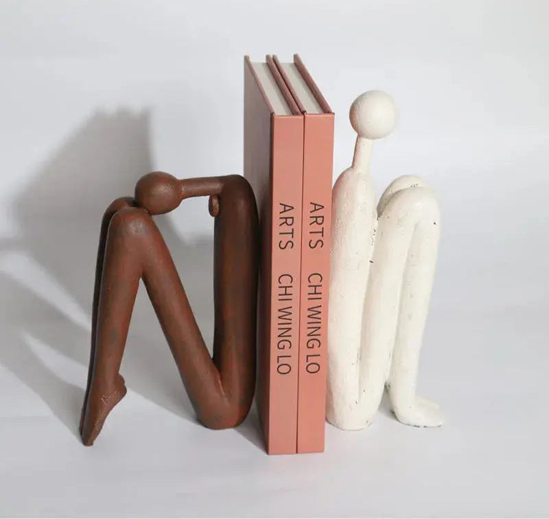 Aparador de Livros Minimalista com Esculturas Humanas Abstratas Amaritta