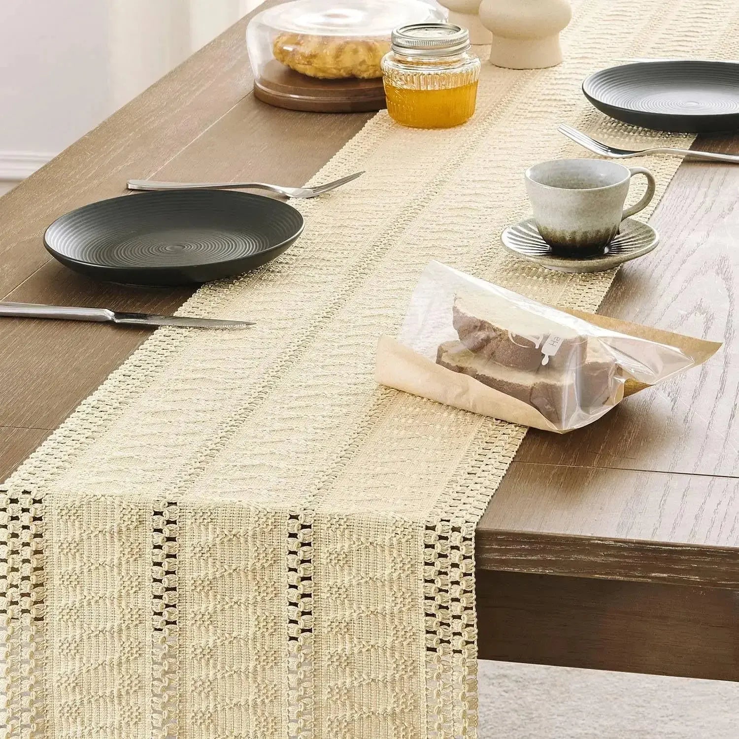 Caminho de Mesa Bege Boho com Borlas Casamarella