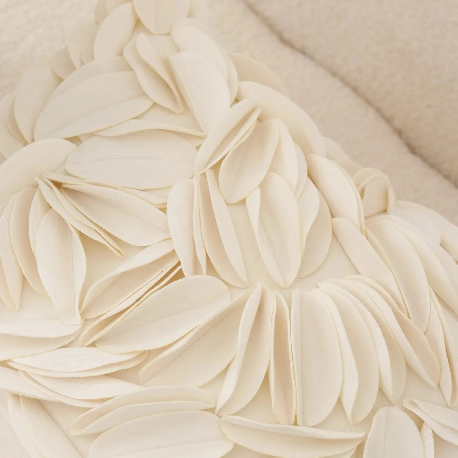 Capa de Almofada com Folhas de Pétalas - Maciez e Elegância Casamarella