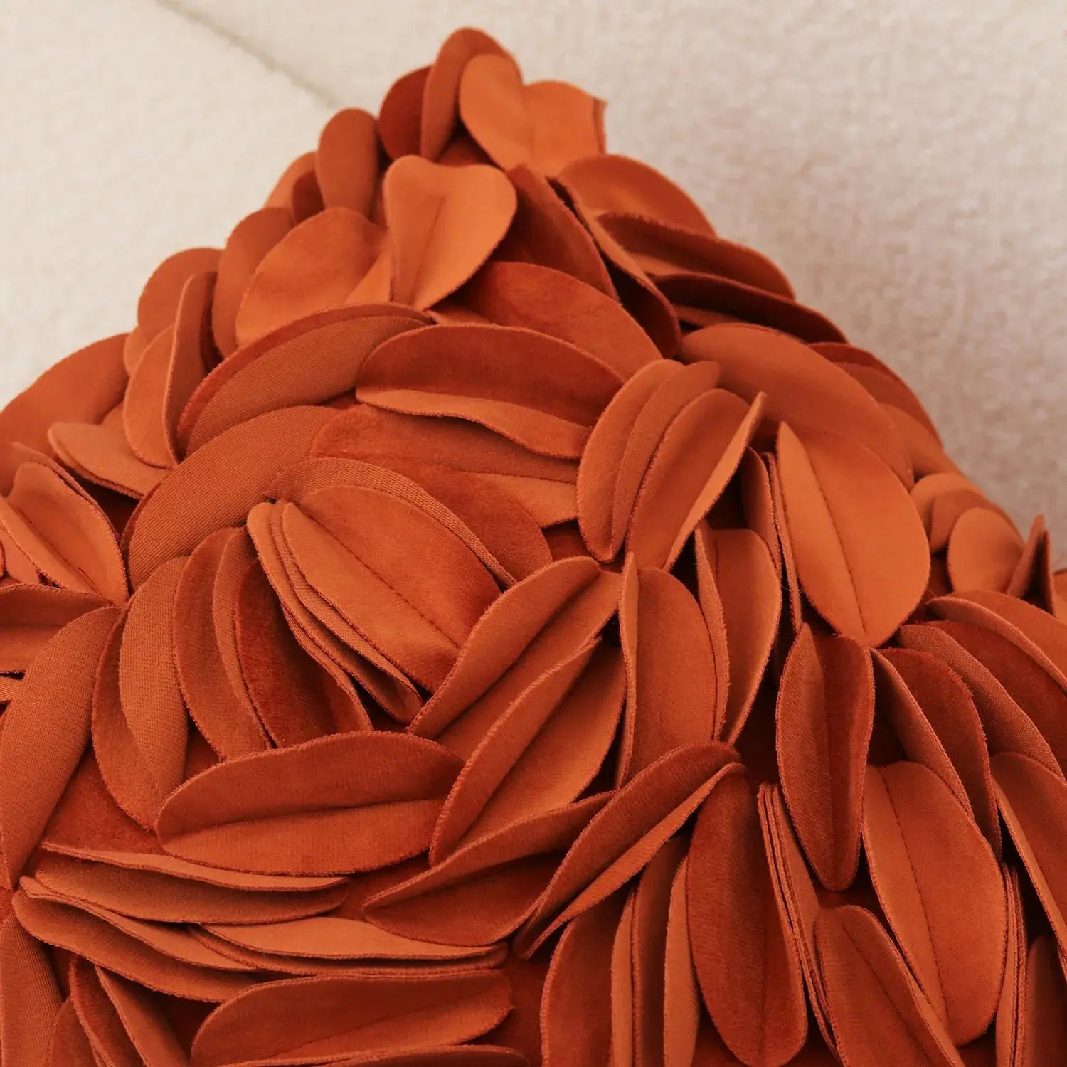 Capa de Almofada com Folhas de Pétalas - Maciez e Elegância Casamarella