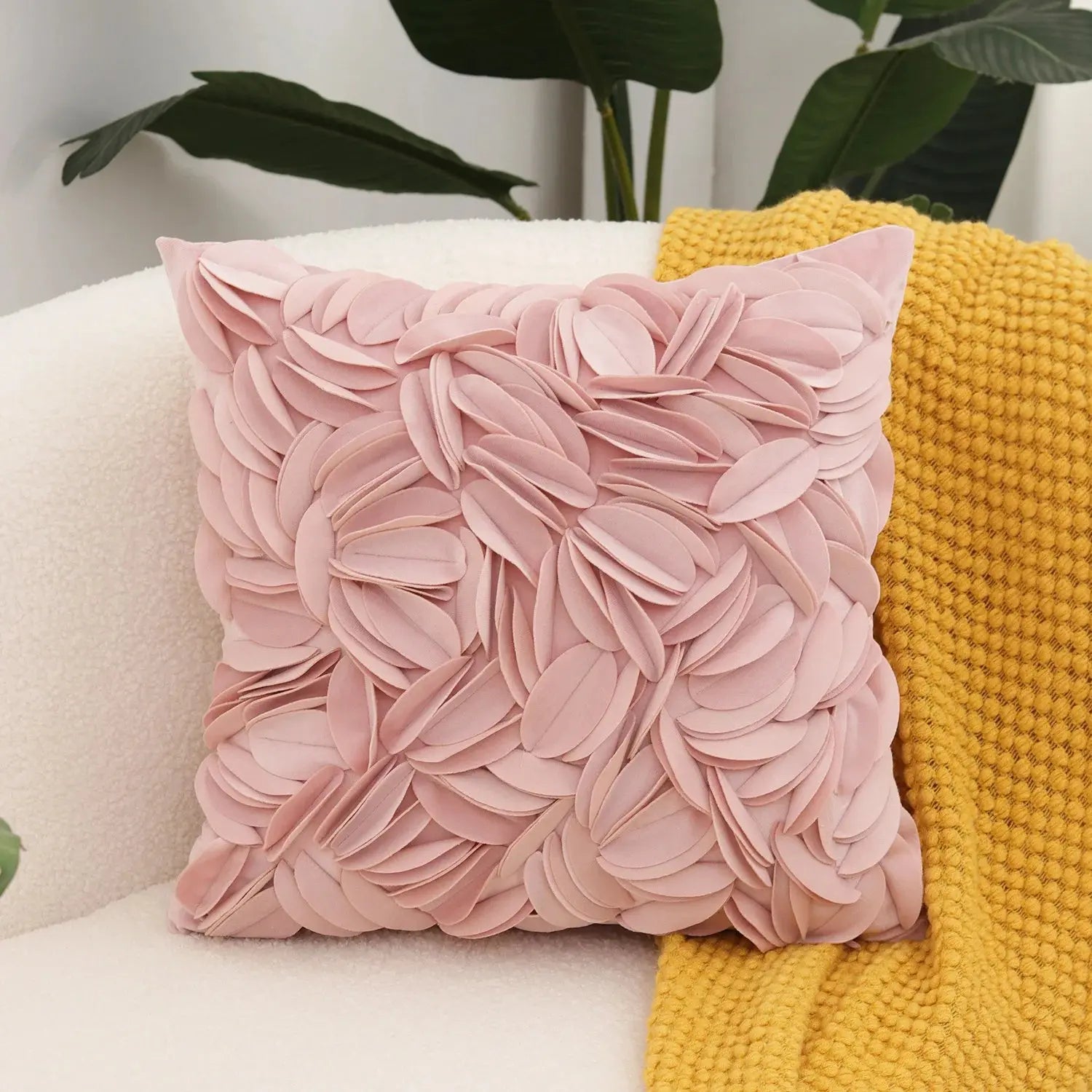 Capa de Almofada com Folhas de Pétalas - Maciez e Elegância Casamarella
