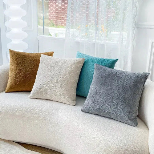 Fronha de Almofada de Veludo Bordada 45x45cm e Sofá Branco Casamarella