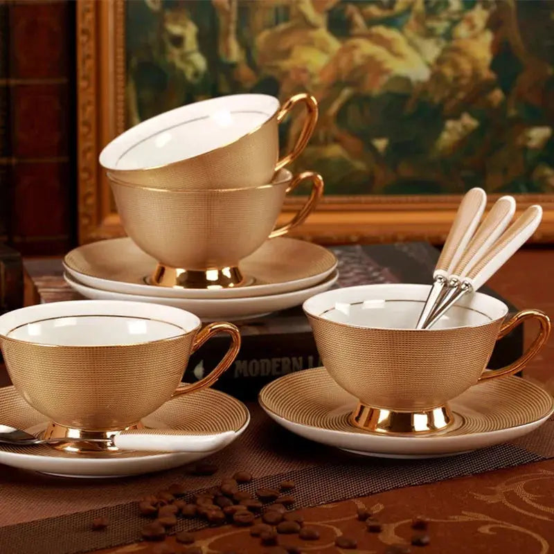 Conjunto de Xicara Pires e Colher de Porcelana Britanica Vintage