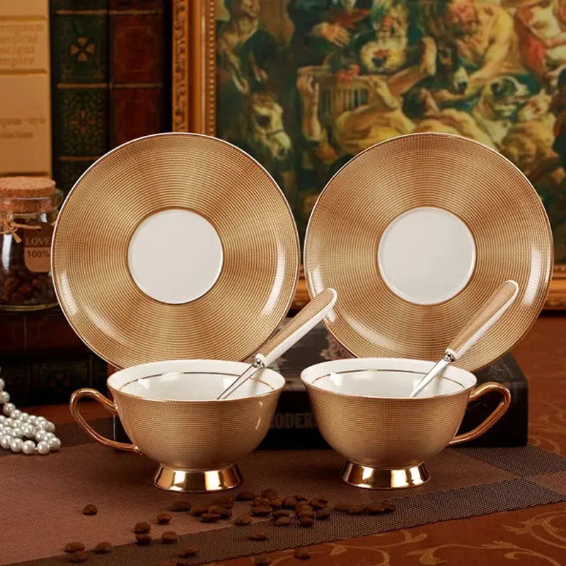 Conjunto de Xicara Pires e Colher de Porcelana Britanica Dourada Vintage