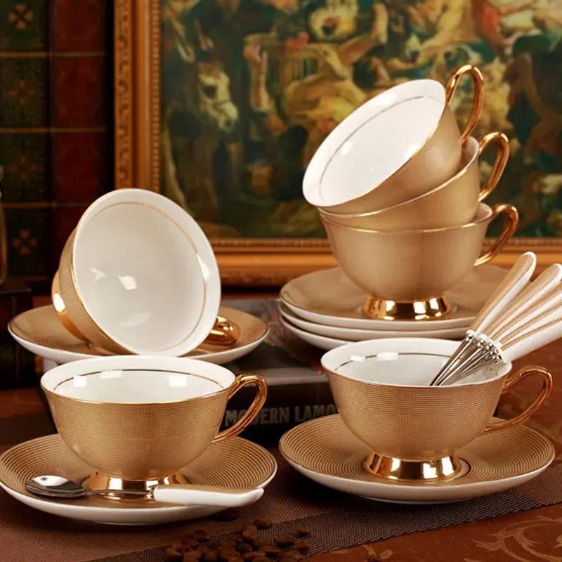 Conjunto de Xicara Pires e Colher de Porcelana Britanica Dourada Vintage