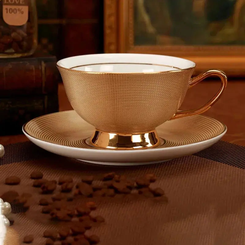 Conjunto de Xicara Pires e Colher de Porcelana Britanica Dourada Vintage