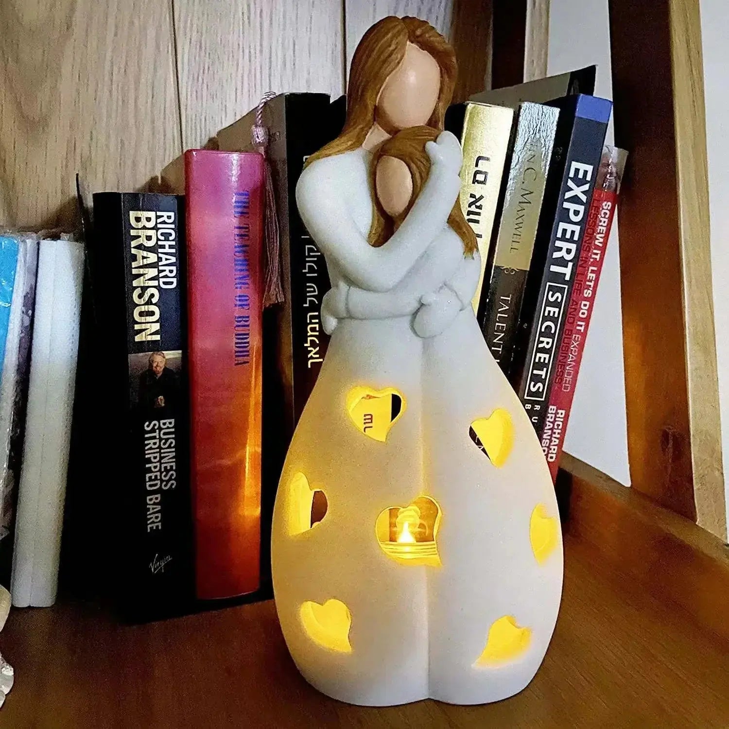 Estatueta Castiçal Abraço Mãe e Filha com Vela LED Piscante Amaritta