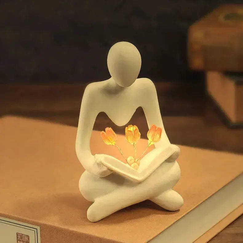 Estatueta Decorativa Pessoa Lendo com Flores Iluminadas Amaritta