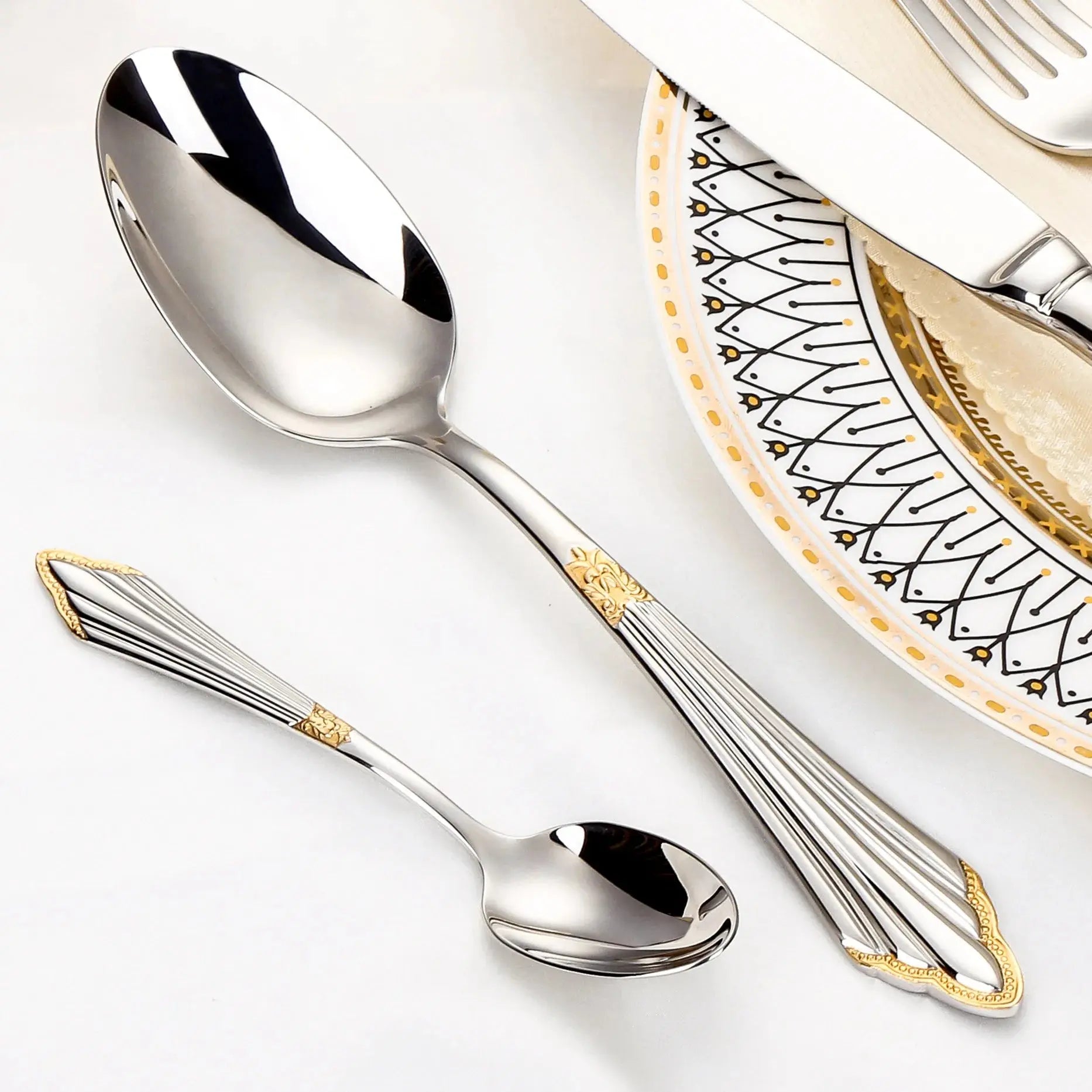 Colher prateada com detalhes em dourado