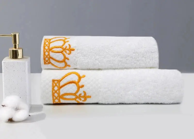 Toalha de Rosto Branca com Coroa Bordada Alta Qualidade Casamarella