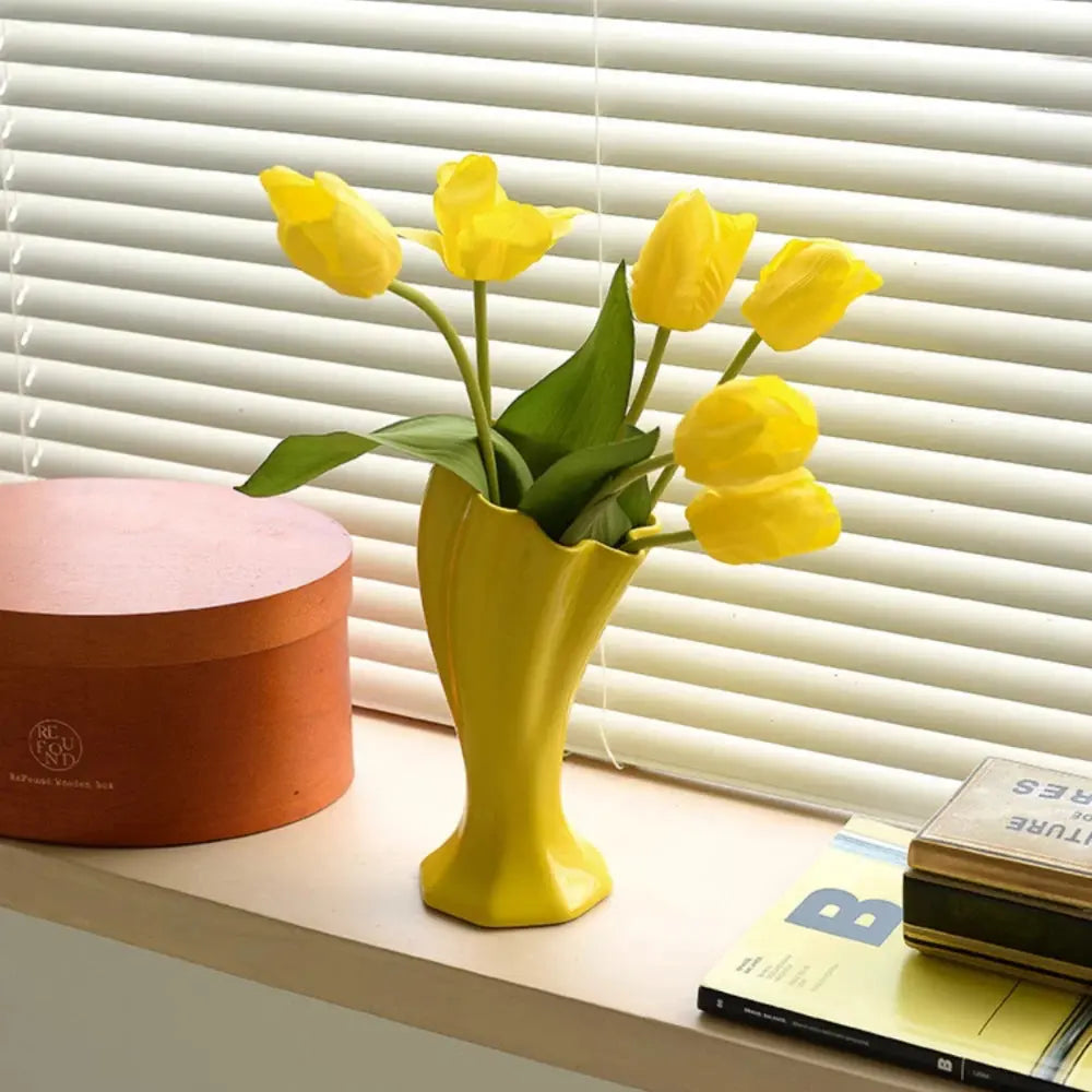 Vaso de Cerâmica em Forma de Flor de Trombeta Amarela Casamarella