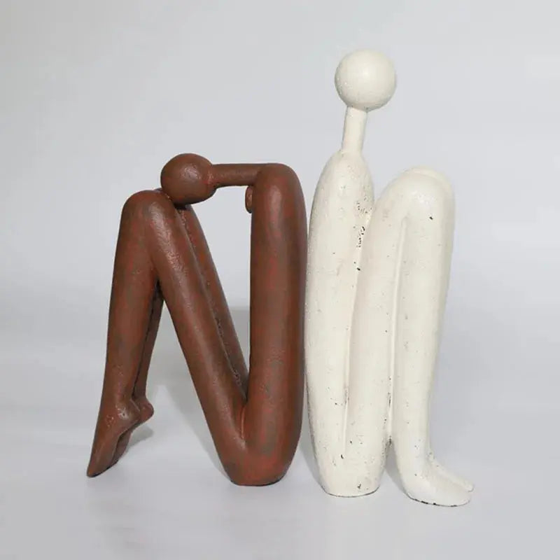Aparador-de-Livros-Minimalista-com-Esculturas-Humanas-Abstratas-Amaritta
