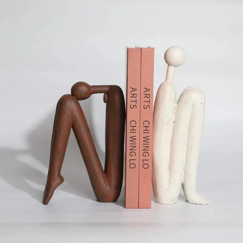 Aparador de Livros Minimalista com Esculturas Humanas Abstratas Amaritta