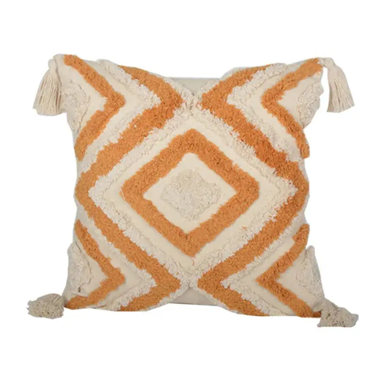 Capa de Almofada Bordada Estilo Boêmio 45x45cm branca com detalhes laranja e design geométrico e borlas nos cantos