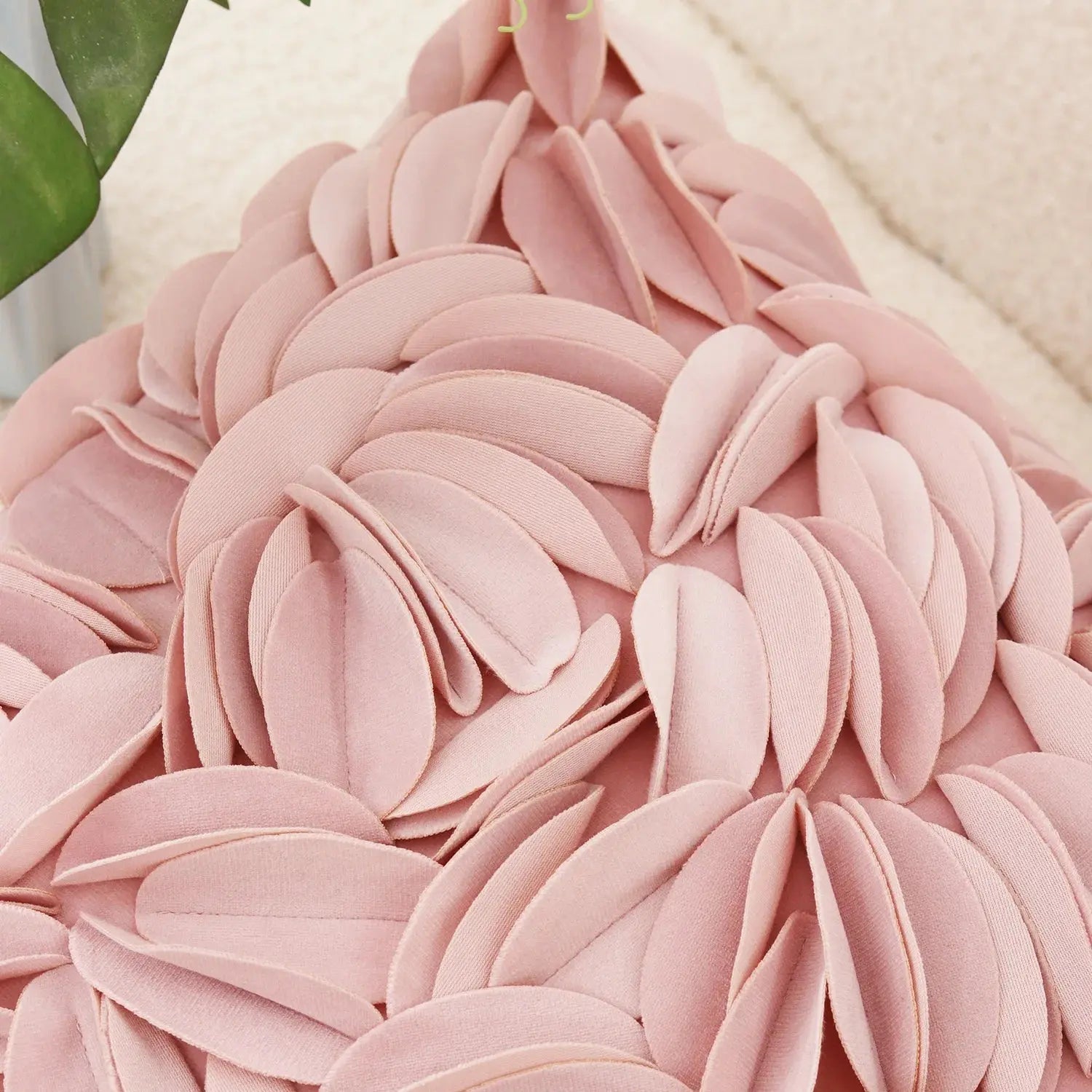 Capa de Almofada com Folhas de Pétalas - Maciez e Elegância Casamarella