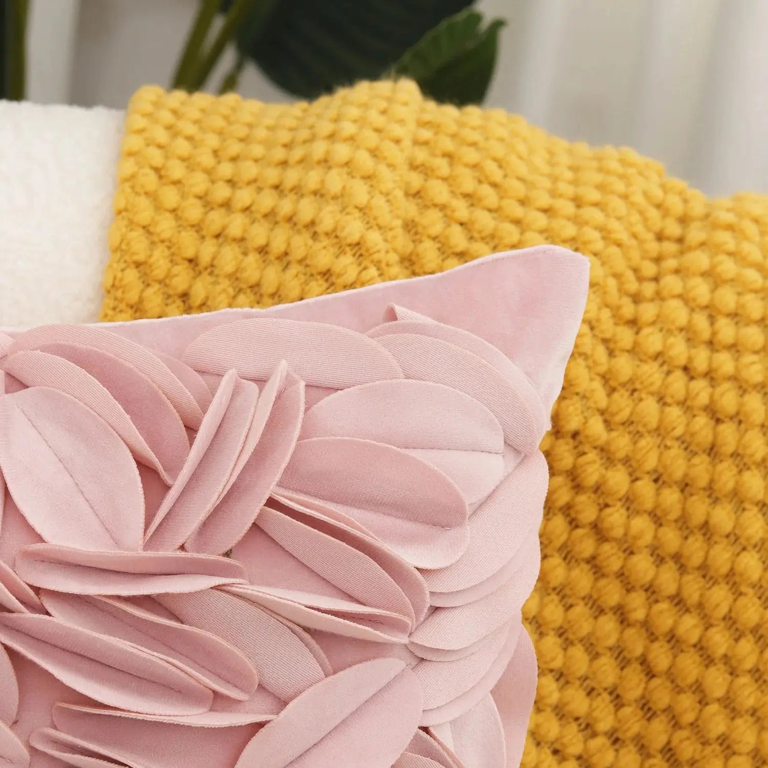 Capa de Almofada com Folhas de Pétalas - Maciez e Elegância Casamarella