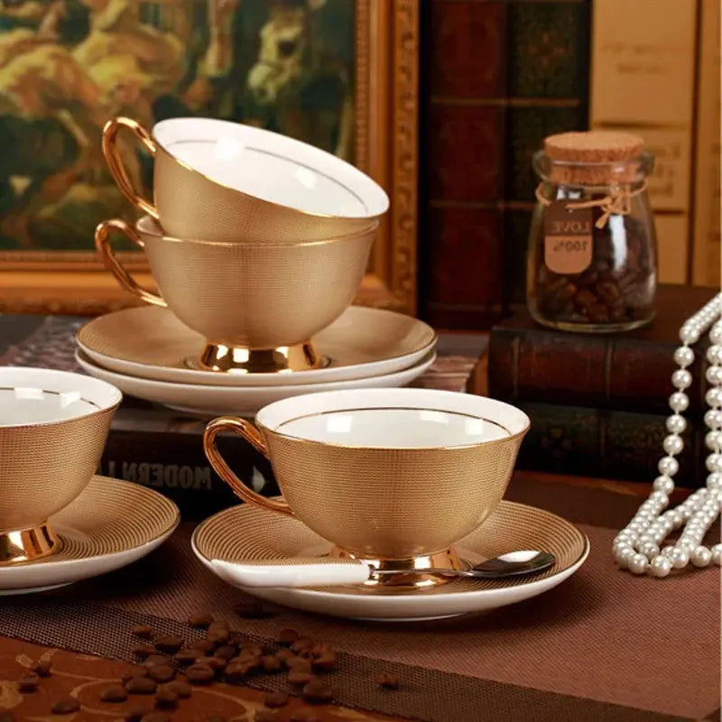 Conjunto de Xicara Pires e Colher de Porcelana Britanica Vintage Amaritta