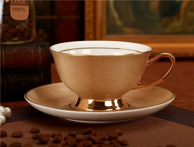 Conjunto de Xicara Pires e Colher de Porcelana Britanica Dourada Vintage 