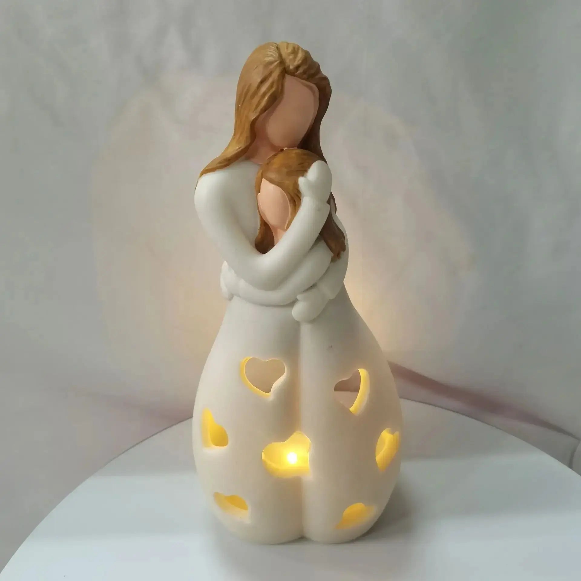 Estatueta Castiçal Abraço Mãe e Filha com Vela LED Piscante AMaritta