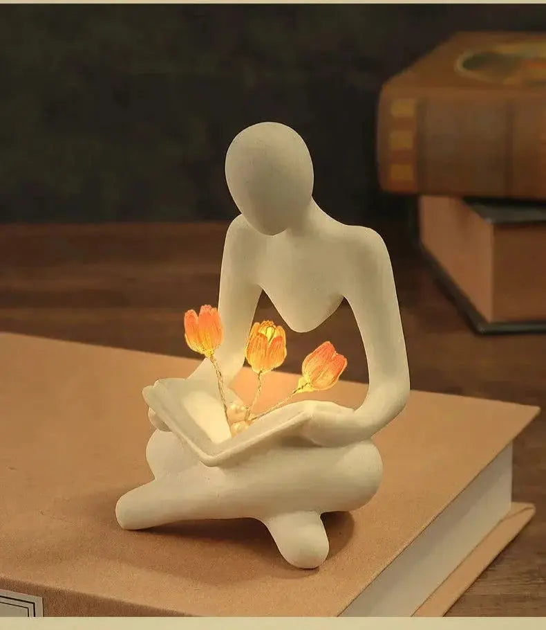 Estatueta Decorativa Pessoa Lendo com Flores Iluminadas AMaritta