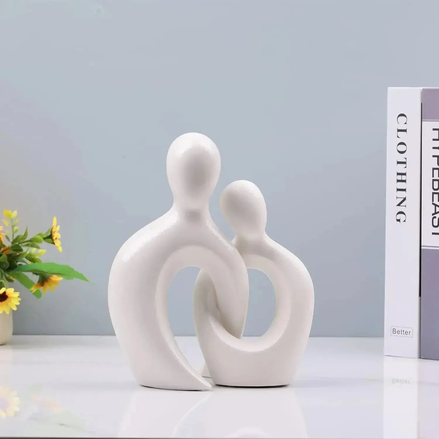 Estatueta Decorativa de Cerâmica Casal Entrelaçado Amaritta