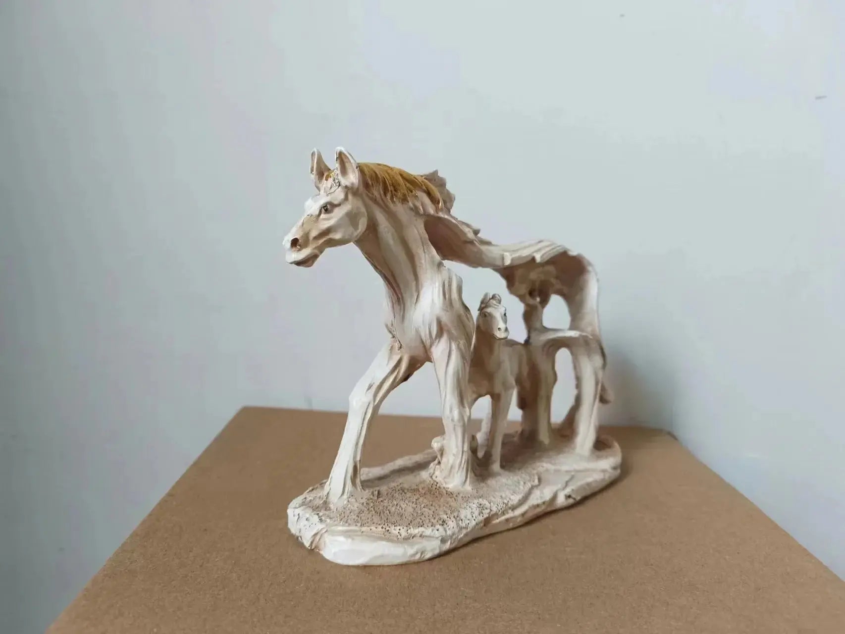 Estatueta de Resina Cavalo e Potro Correndo Amaritta