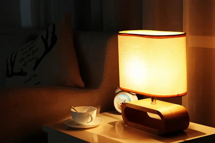 Luminária de Mesa com Base de Madeira Nórdica Casamarella