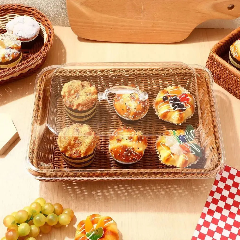 Porta-Pão com Tampa de Acrílico  em mesa com tábua de cortar e outras cestas de alimentos