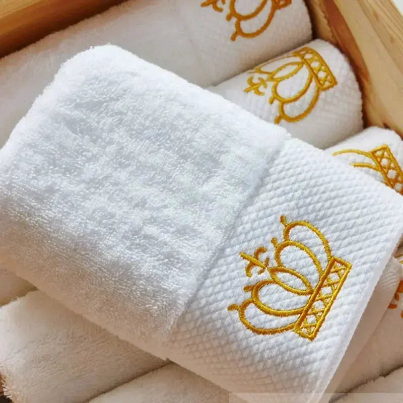 Toalha de Rosto Branca com Coroa Bordada Alta Qualidade Casamarella