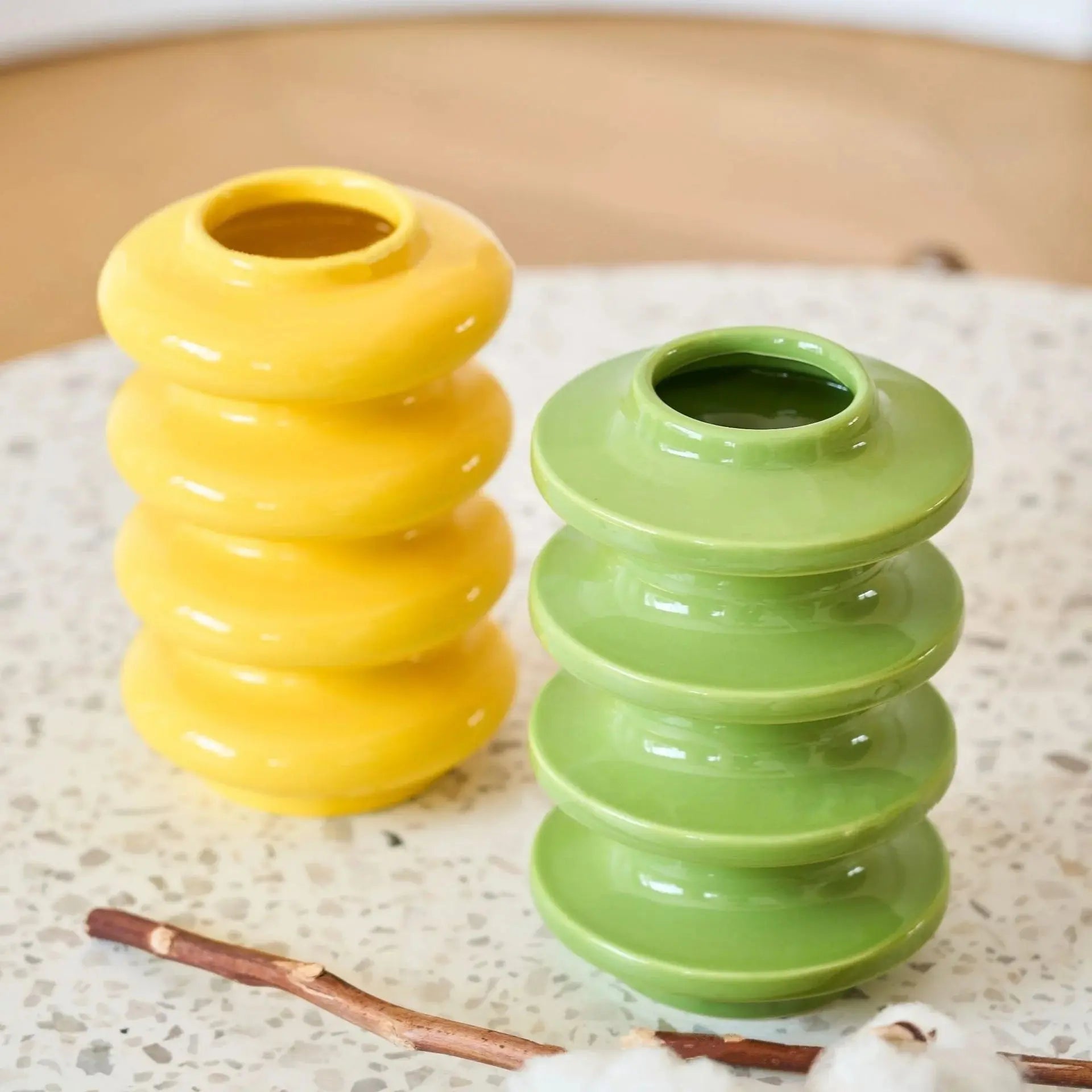 Vaso de Cerâmica com Design Espiral em Cores Vibrantes Amaritta