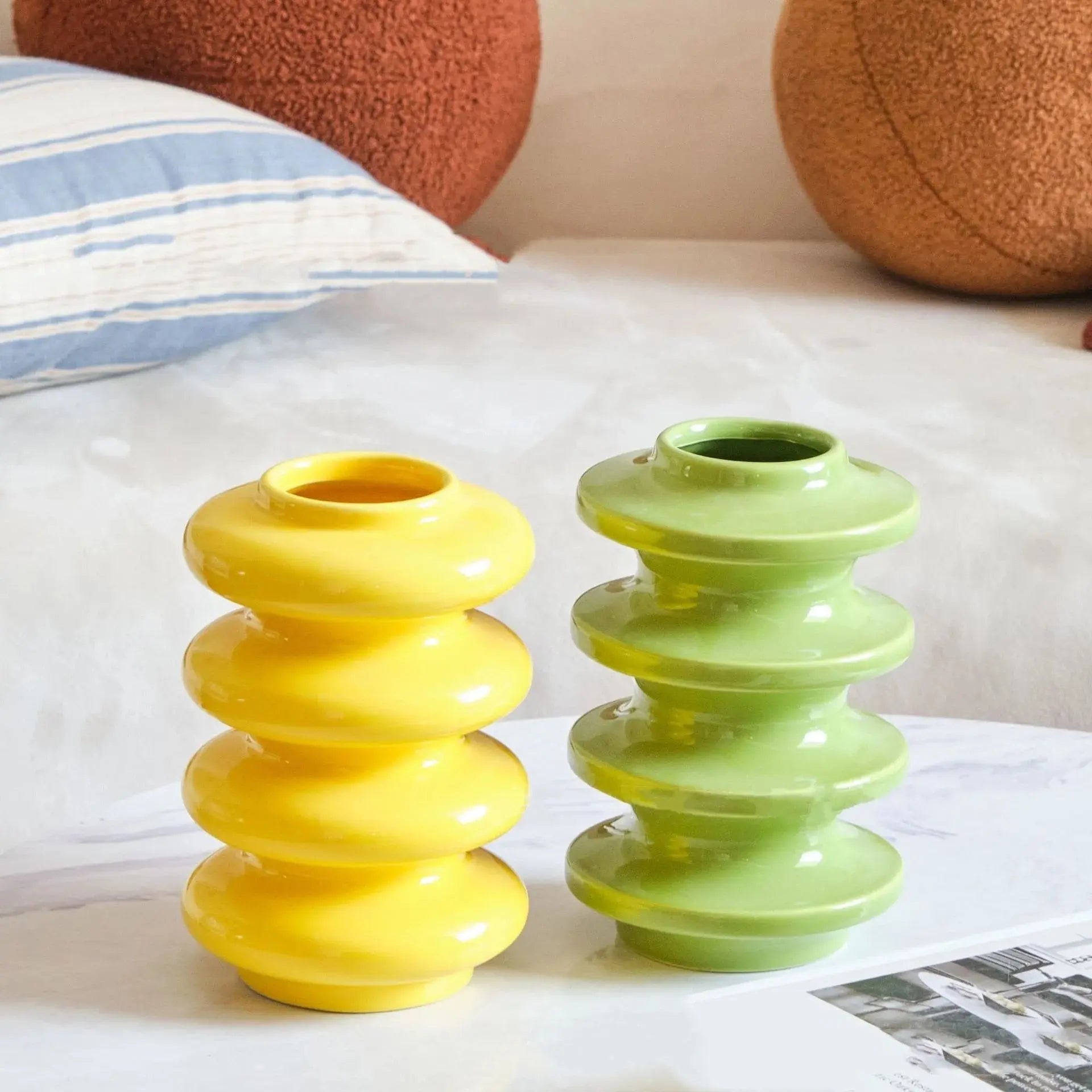 Vaso de Cerâmica com Design Espiral em Cores Vibrantes Amaritta