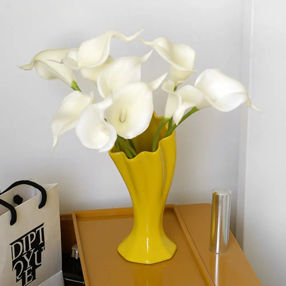 Vaso de Cerâmica em Forma de Flor de Trombeta Amarela Casamarella