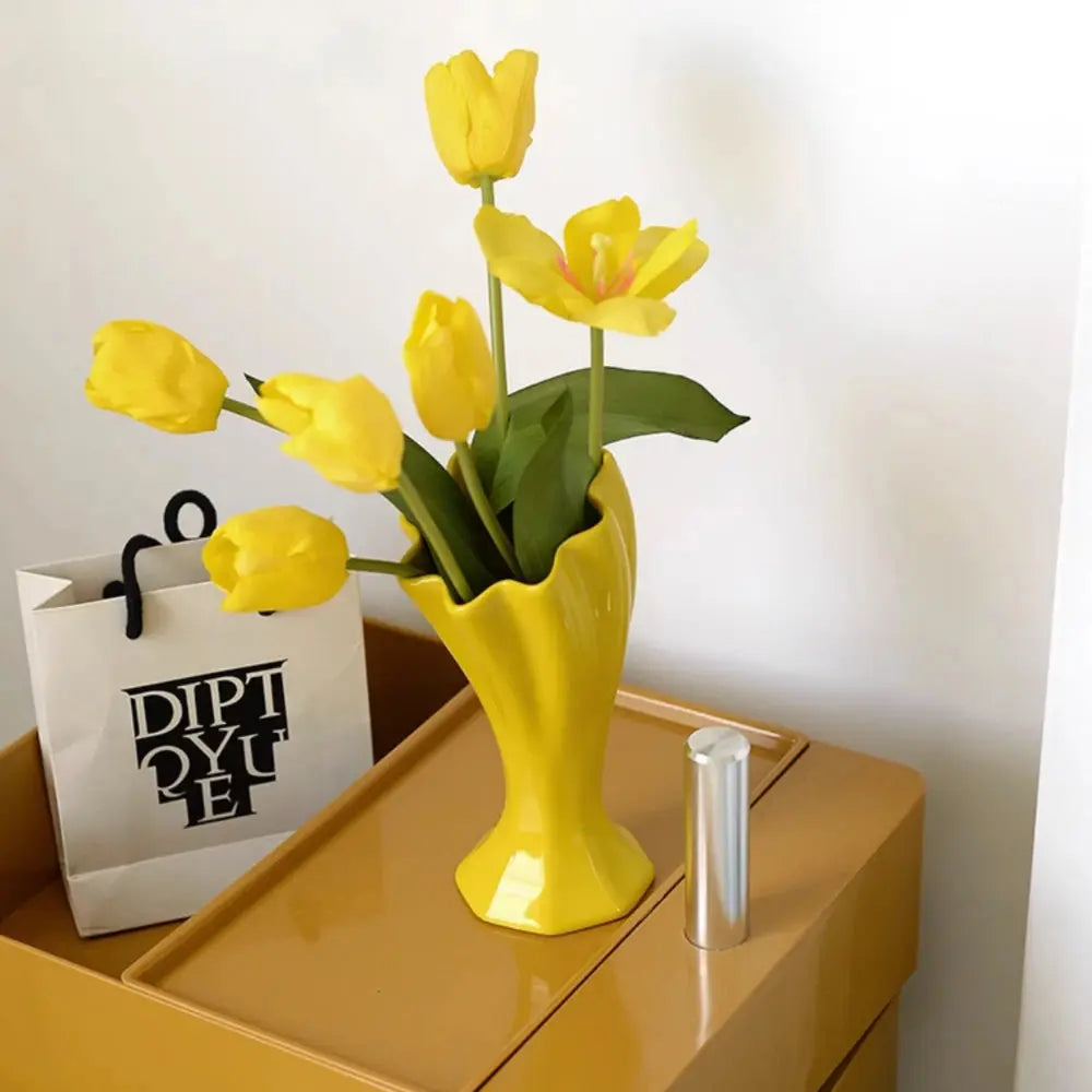 Vaso de Cerâmica em Forma de Flor de Trombeta Amarela Casamarella