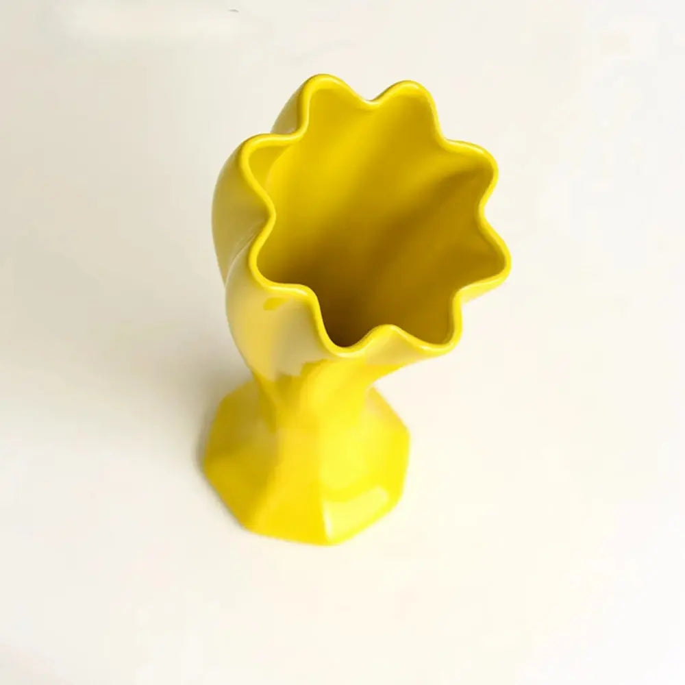 Vaso de Cerâmica em Forma de Flor de Trombeta Amarela Casamarella